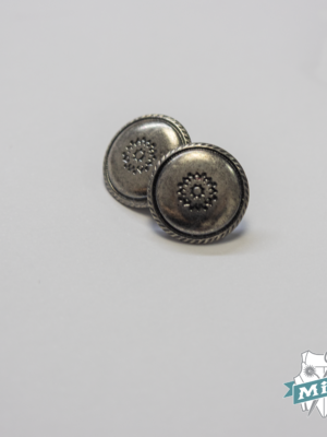 Botón  modelo "Chincheta" color plata vieja.
